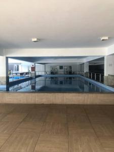 una grande piscina in un grande edificio di Flat Vereda, 524 -Rio quente. a Rio Quente
