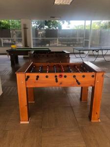 tavolo da ping pong al centro di una stanza di Flat Vereda, 524 -Rio quente. a Rio Quente