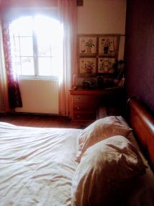 - un lit escamotable dans une chambre avec fenêtre dans l'établissement Maison proche de la Loire Fourchambault, à Fourchambault