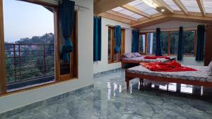 um quarto com 2 camas e uma varanda em The Hostelers Homestay - Near ISBT, Bypass, Advance Study and HPU Simla em Shimla