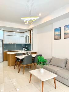 ein Wohnzimmer mit einem Sofa und einem Tisch in der Unterkunft Golden Apartment in Ho-Chi-Minh-Stadt