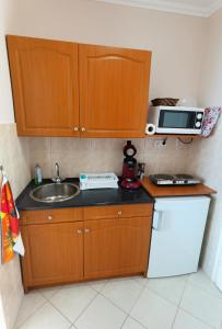 Kuchyňa alebo kuchynka v ubytovaní Enci Apartman