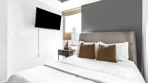 Ένα ή περισσότερα κρεβάτια σε δωμάτιο στο Landing Modern Apartment with Amazing Amenities (ID1806X06)