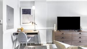 Μια τηλεόραση ή/και κέντρο ψυχαγωγίας στο Landing Modern Apartment with Amazing Amenities (ID1806X06) +1 φωτογραφίες