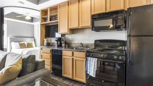 Η κουζίνα ή μικρή κουζίνα στο Landing Modern Apartment with Amazing Amenities (ID1806X06)