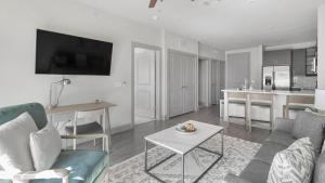 TV a/nebo společenská místnost v ubytování Landing - Modern Apartment with Amazing Amenities (ID9504X23)