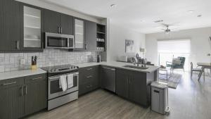 Köök või kööginurk majutusasutuses Landing - Modern Apartment with Amazing Amenities (ID9504X23)