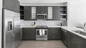 Köök või kööginurk majutusasutuses Landing - Modern Apartment with Amazing Amenities (ID9504X23)
