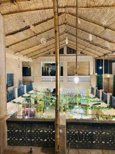 Hyba Pod Hostel & Hotel في دبي: غرفة كبيرة مع طاولة مليئة بالليغو