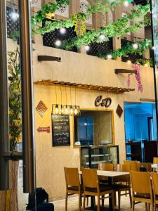 un restaurante con mesa y sillas frente a él en Hyba Pod Hostel & Hotel, en Dubái