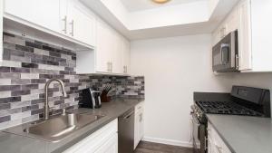 Dapur atau dapur kecil di Landing Modern Apartment with Amazing Amenities (ID8237X51)