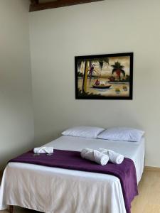 1 dormitorio con 1 cama con 2 toallas en Castelo fort en Alto Caparao