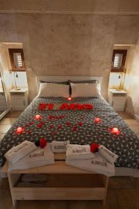 ein Schlafzimmer mit einem Bett mit roten Rosen darauf in der Unterkunft B&B Al Castello in Grottaglie