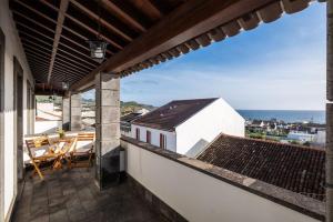 a balcony with a view of the ocean at Saudades do Sol y Mar Apartment in Lagoa