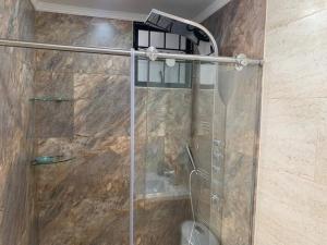 a shower with a glass door in a bathroom at Lujoso, confortable y hermoso Apto en Funza, in Funza