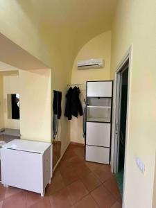 uma cozinha com um frigorífico branco e um quarto em Casa Nicanto - Near the Sea em Meta