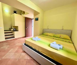 um quarto com uma cama grande com duas toalhas em Casa Nicanto - Near the Sea em Meta