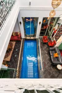 vista sul soffitto di una piscina in un edificio di Ryad A&B Chaouen a Chefchaouen