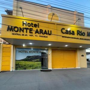un hotel con un cartel en la parte delantera de un edificio en Hotel Monte Arau en Boa Vista
