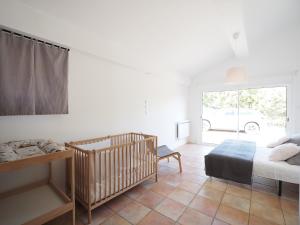 ein Schlafzimmer mit einem Bett und einem Kinderbett in der Unterkunft GITE DE LA TRUFFIERE "Les Truffes" in Montagnac