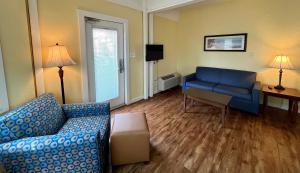 Seashell Village Resort near the beach with kitchens的休息区