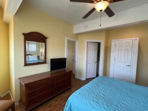 Seashell Village Resort near the beach with kitchens的电视和/或娱乐中心