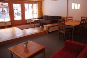 ein Wohnzimmer mit einem Sofa und einem Tisch in der Unterkunft Familienhotel Mateera Gargellen / Montafon in Gargellen