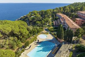 an aerial view of a resort with a swimming pool and the ocean at Villa Le Terrazze in Capo D'Arco