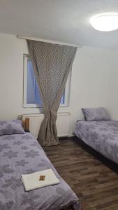 Een bed of bedden in een kamer bij BIANCA LuX