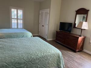 Seashell Village Resort near the beach with kitchens客房内的一张或多张床位