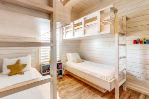 Cette chambre dispose de lits superposés avec 2 lits et une échelle. dans l'établissement Salty Kisses, à Île Padre 18 autres photos