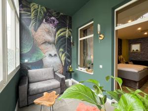 una camera con una parete con un murale di un volto di Exklusives Apartment ZOO a Lipsia