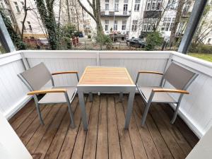 een tafel en 2 stoelen op een balkon bij Exklusives Apartment ZOO in Leipzig