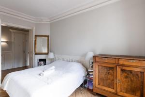 A bed or beds in a room at Bright apartment in the heart of Paris - Welkeys