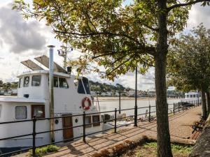 ein Boot an einem Dock angedockt ist in der Unterkunft Reubens Cottage in Barnstaple