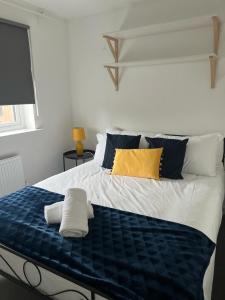 ein Schlafzimmer mit einem großen Bett mit einer blauen Decke in der Unterkunft Village House Cardiff - Close to A48 and M4 in Cardiff