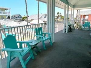 Seashell Village Resort near the beach with kitchens的阳台或露台