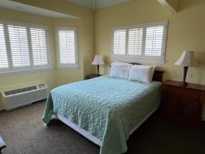 Seashell Village Resort near the beach with kitchens客房内的一张或多张床位