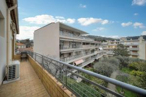 uma varanda de um edifício de apartamentos com um edifício em Téry - Terrasse - Moderne - VCA em Cannes