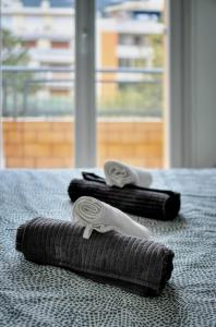 duas toalhas em cima de uma cama com uma janela em Téry - Terrasse - Moderne - VCA em Cannes