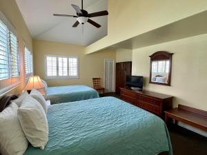 Seashell Village Resort near the beach with kitchens客房内的一张或多张床位