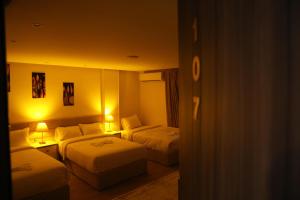 Un pat sau paturi într-o cameră la Pyramids heart view hotel