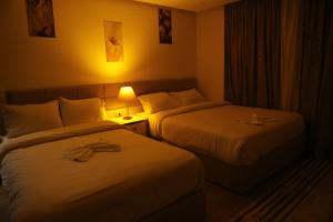 Un pat sau paturi într-o cameră la Pyramids heart view hotel