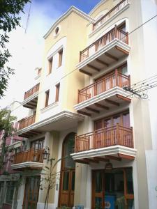 un edificio con balcones en un lateral en Departamento Los Pinos en Salta