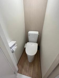 a small bathroom with a toilet in a room at 玉藻藤塚町 in Takamatsu