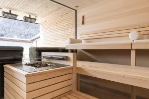 - un sauna avec un poêle au milieu dans l'établissement Hotel Baer & Post Zernez, à Zernez