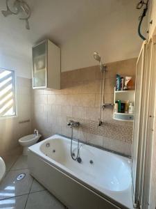 uma casa de banho com banheira e WC em Riccardo’s house em Casale Malnome