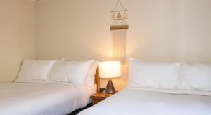 Llit o llits en una habitació de Gull Lake Lodge