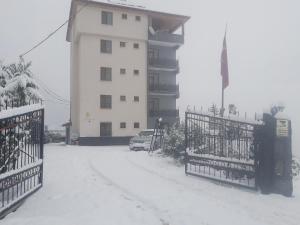 ein Gebäude im Schnee mit Toren und einem Auto in der Unterkunft Sumgayit apart in Cayeli