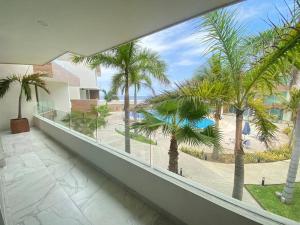 a balcony with a view of a palm tree at 100%Familiar y Lujo, Gratis WiFi in Tonalá